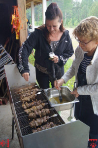 Leena ja Ulla paistavat peuranlihavartaita