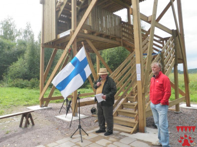 Jukka Viitaniemi ja Jari Koskinen avaamassa lintutornia.