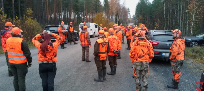 Käskynjako ja nimenhuuto jahdin alussa.